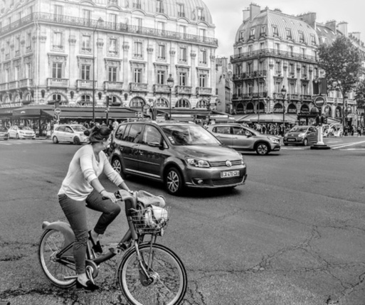 Photo : Cycliste place Saint-Michel à Paris © DR