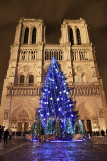 Inauguration du Sapin de Noël suédois sur le parvis de la cathédrale Notre-Dame à Paris.