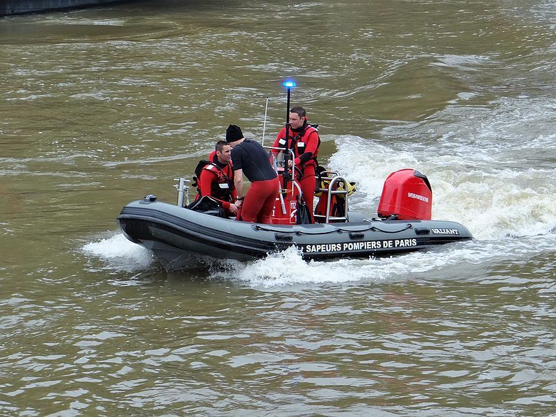 Intervention des plongeurs de la préfcture de police de Paris sur la Seine durant la crue de juin 2016 © Ibex73 CC BY-SA.