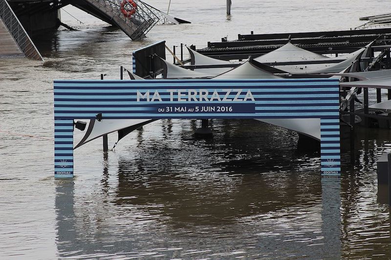 Crue de la Seine à Paris en 2016 Les rives de Seine ruinées © Djielle CC BY-SA