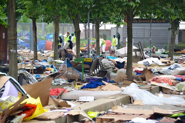 Evacuation d'un campement sauvage installé irrégulièrement sur la voie publique le 6 juin 2016 à Paris, Jardins d'Eole rue d'Aubervillers 75018 Paris © VD Paris Tribune